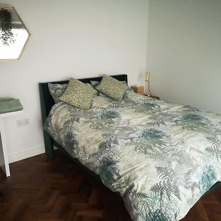 Stylish Apartment In Horsham With Parking And Own Entrance Экстерьер фото