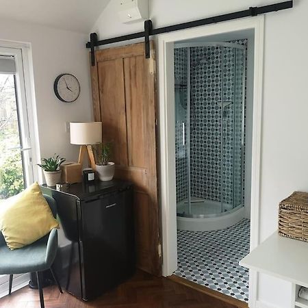Stylish Apartment In Horsham With Parking And Own Entrance Экстерьер фото