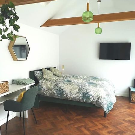 Stylish Apartment In Horsham With Parking And Own Entrance Экстерьер фото