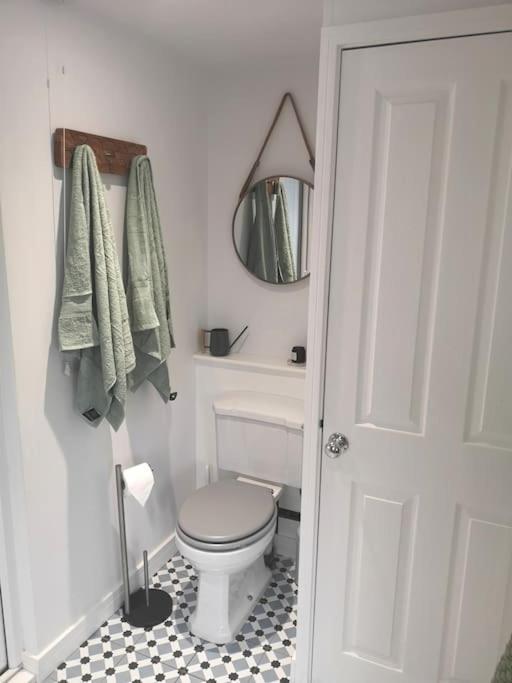 Stylish Apartment In Horsham With Parking And Own Entrance Экстерьер фото
