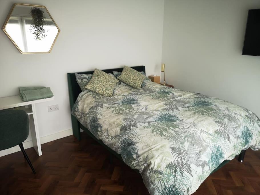 Stylish Apartment In Horsham With Parking And Own Entrance Экстерьер фото