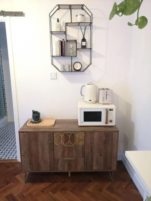 Stylish Apartment In Horsham With Parking And Own Entrance Экстерьер фото