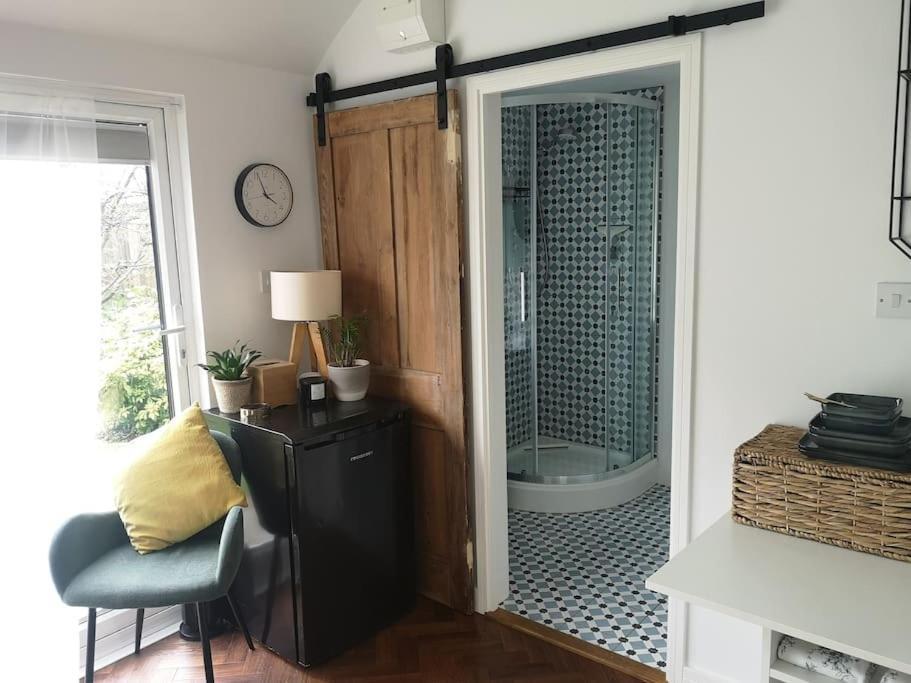 Stylish Apartment In Horsham With Parking And Own Entrance Экстерьер фото