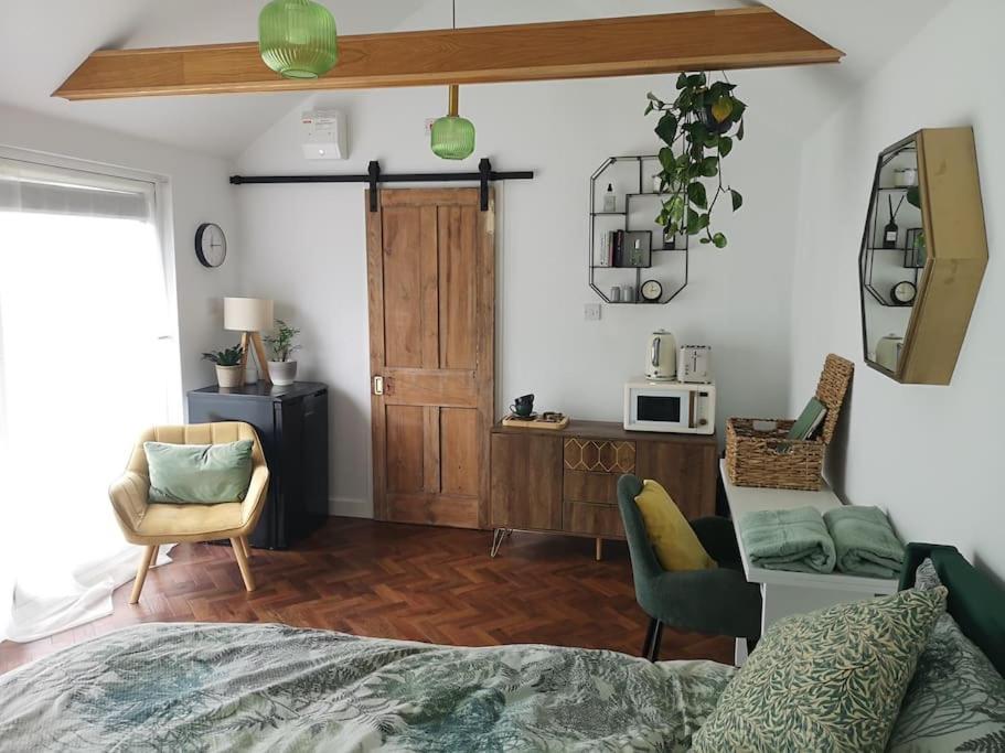 Stylish Apartment In Horsham With Parking And Own Entrance Экстерьер фото