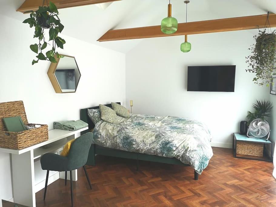 Stylish Apartment In Horsham With Parking And Own Entrance Экстерьер фото